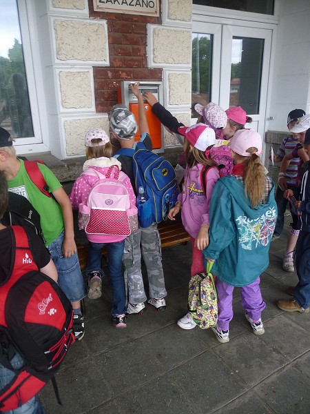 Prvňáci na poště 12. 6. 2012
