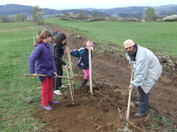 Sázení jabloní 10. 4. 2014